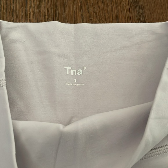 Aritzia TNA butter biker shorts - Picture 2 of 3